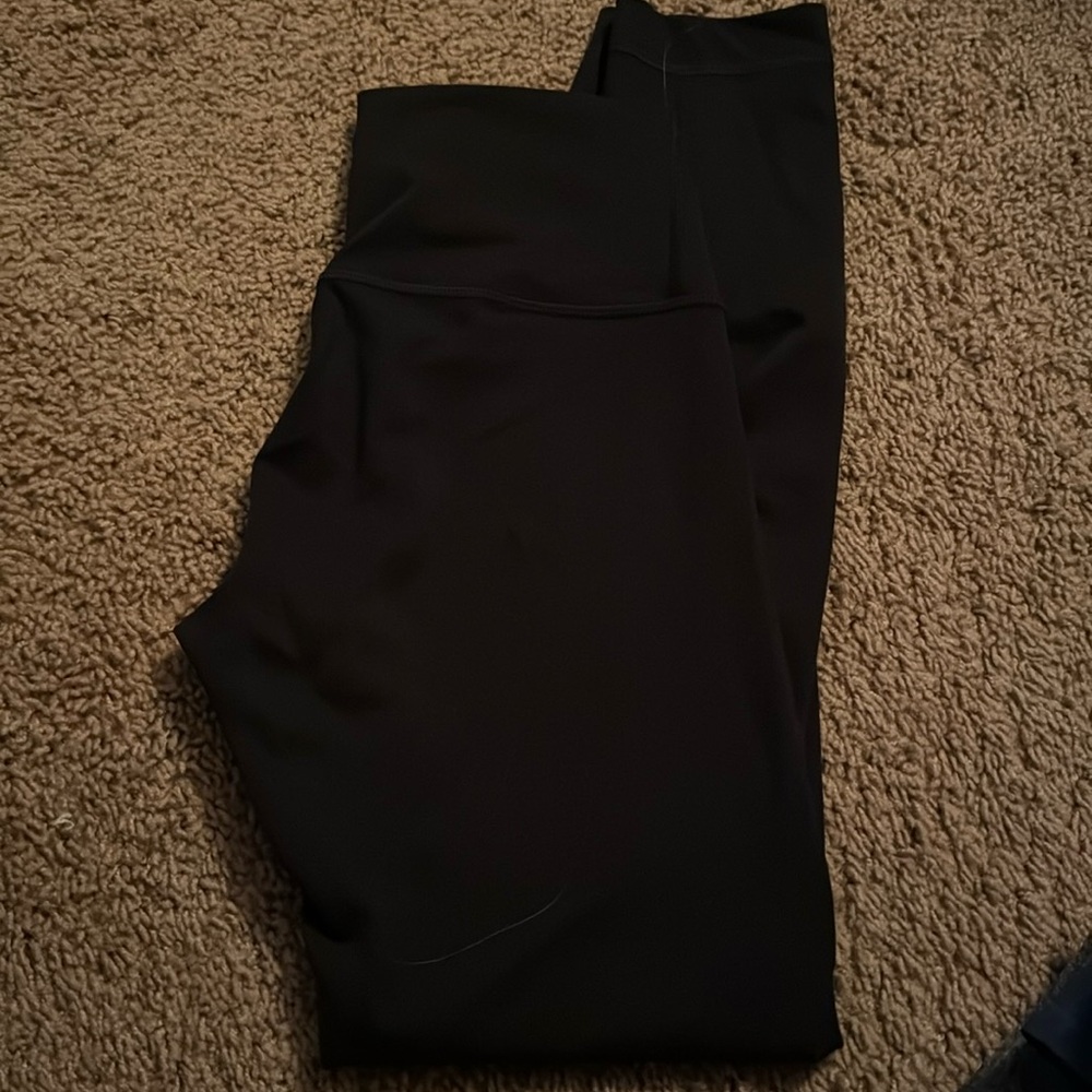 Lululemon wunder train (logo on backside) size 4 25”
Good condition